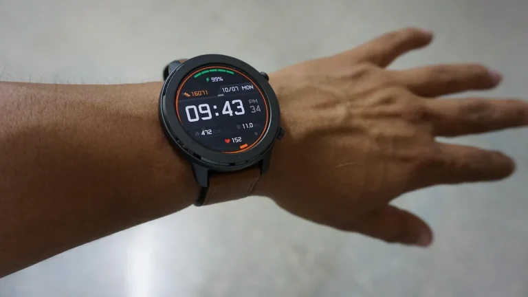 Une montre de sport affichant fréquence cardiaque et données