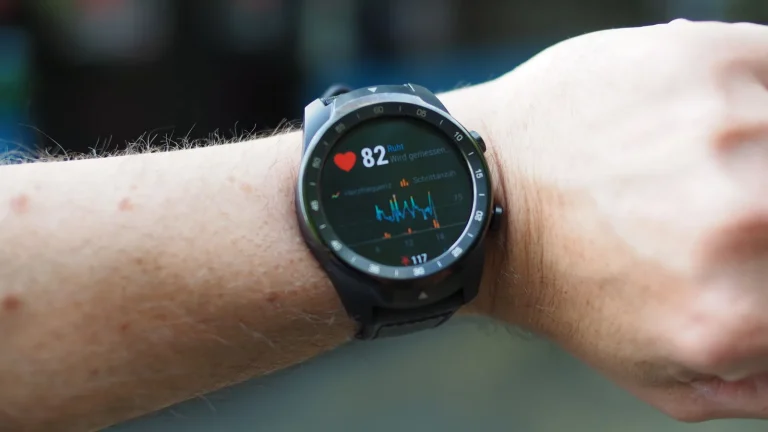 Une montre de sport au poignet affichant la fréquence cardiaque
