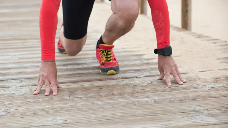 Un coureur à l'échauffement avec une montre GPS au poignet