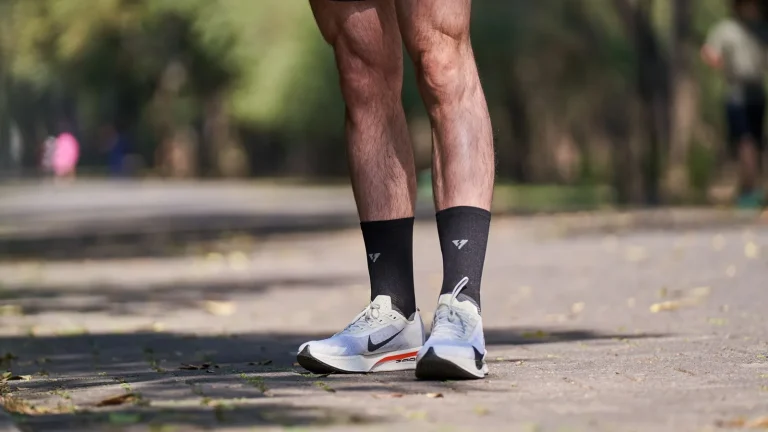 Un coureur en chaussures de running sur une route
