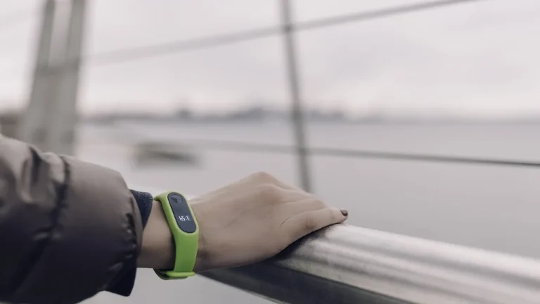 Un poignet équipé d'un bracelet connecté de suivi d'activité et de sommeil