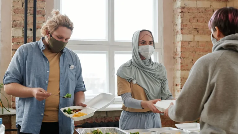 Des bénévoles d'une association distribuent des repas