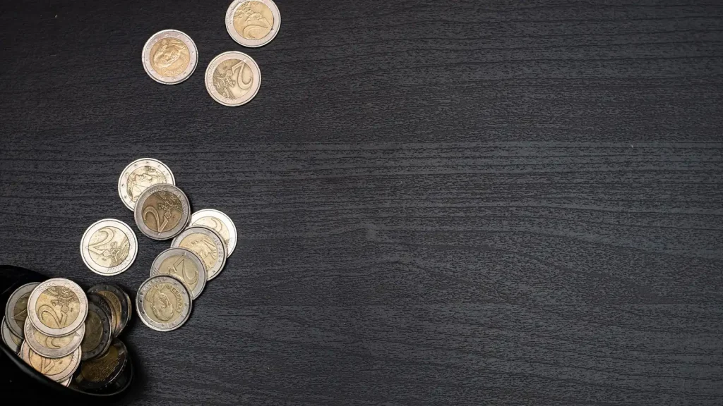 Des pièces de 2 euros posées sur une table, pour illustrer l'épargne